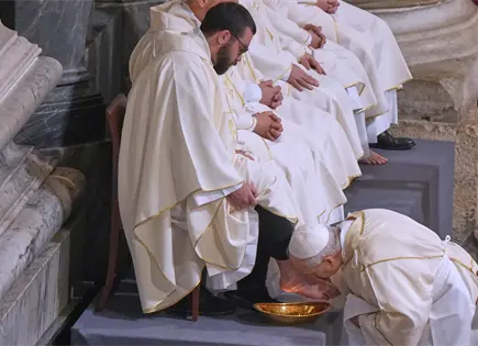 Papa Le&oacute;n XIV lava pies a sacerdotes en Jueves Santo