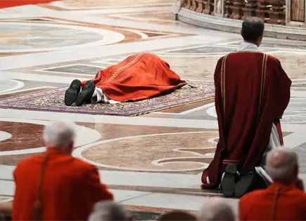 Papa León XIV retoma tradición y carga cruz en Vía Crucis en Roma Papa León XIV retoma tradición y carga cruz en Vía Crucis en Roma