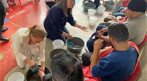 Realizan el lavado de pies a migrantes