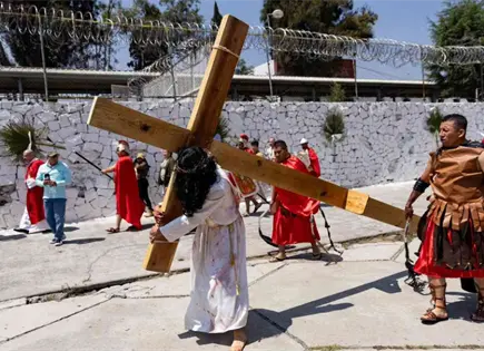 Realizan representaci&oacute;n del Viacrucis en Reclusorio Oriente