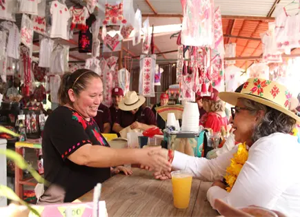 Rita Ozalia recorre corredor tur&iacute;stico en Huichihuay&aacute;n