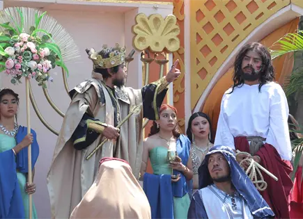 Viacrucis en Iztapalapa re&uacute;ne a miles en representaci&oacute;n hist&oacute;rica