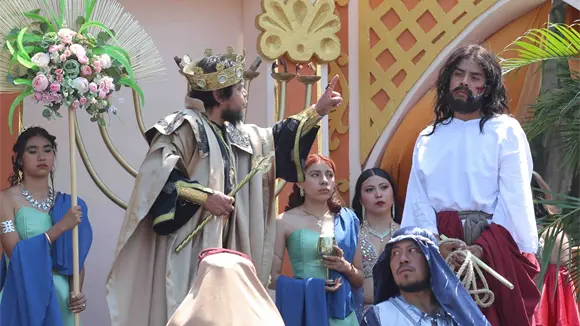 Viacrucis en Iztapalapa re&uacute;ne a miles en representaci&oacute;n hist&oacute;rica