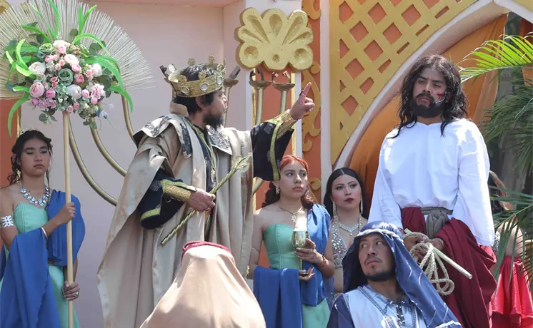 Viacrucis en Iztapalapa re&uacute;ne a miles en representaci&oacute;n hist&oacute;rica