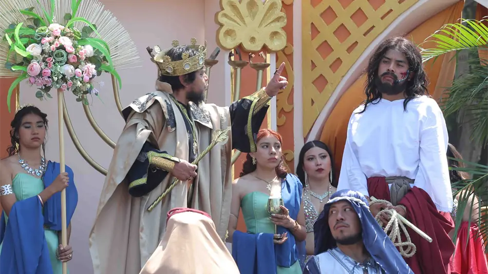 Viacrucis en Iztapalapa re&uacute;ne a miles en representaci&oacute;n hist&oacute;rica