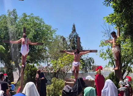 Viacrucis viviente recorre colonias de San Felipe en SLP