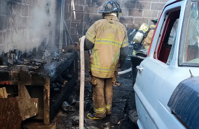 Apagan incendio en taller de hojalater&iacute;a