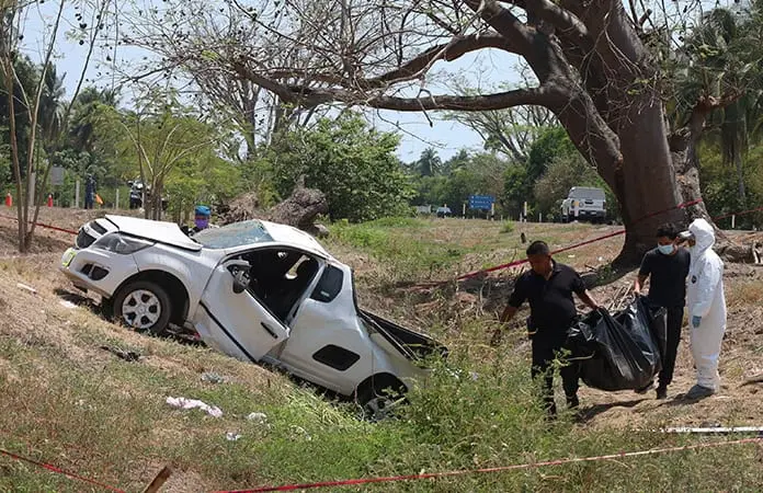 Camioneta vuelca en Acapulco; 5 muertos