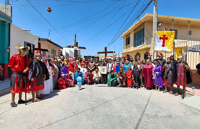 Ciudadanos asisten al Viacrucis viviente