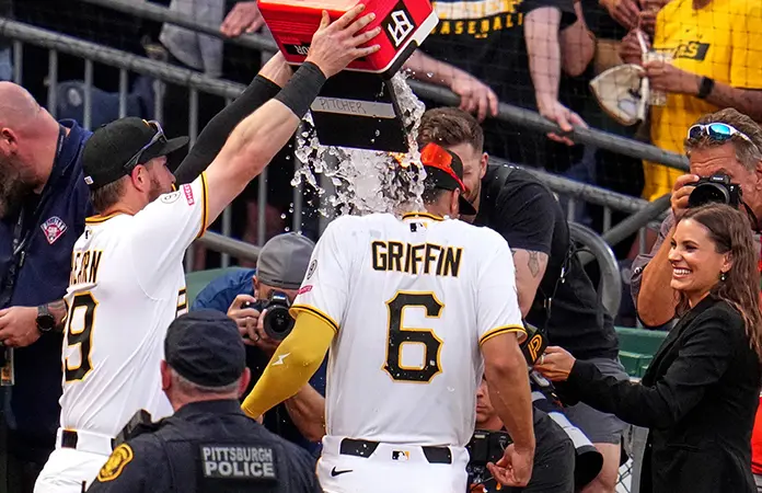 Deslumbra novato de Piratas en debut