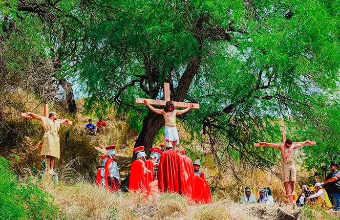 Familias acuden al Viacrucis viviente