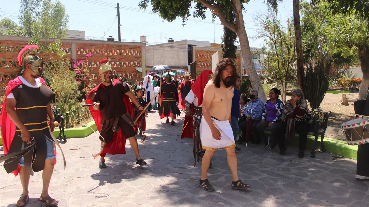 Feligreses de la Parroquia San Felipe realizan el Víacrucis