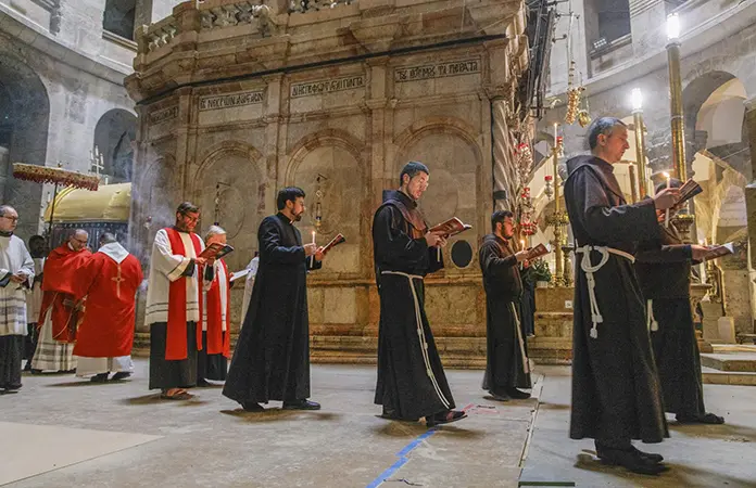 Patriarca oficia misa en el Santo Sepulcro