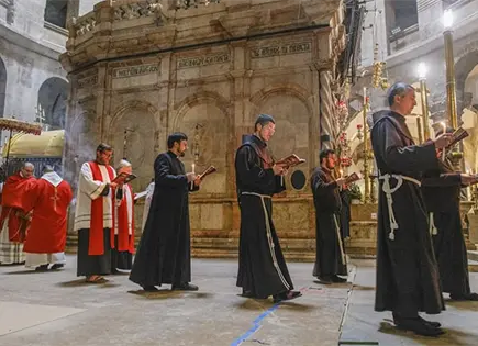 Patriarca oficia misa en el Santo Sepulcro Patriarca oficia misa en el Santo Sepulcro