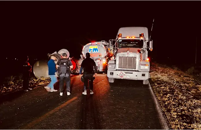 Pipa tira combustible en carretera federal