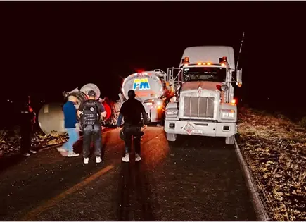 Pipa tira combustible en carretera federal Pipa tira combustible en carretera federal