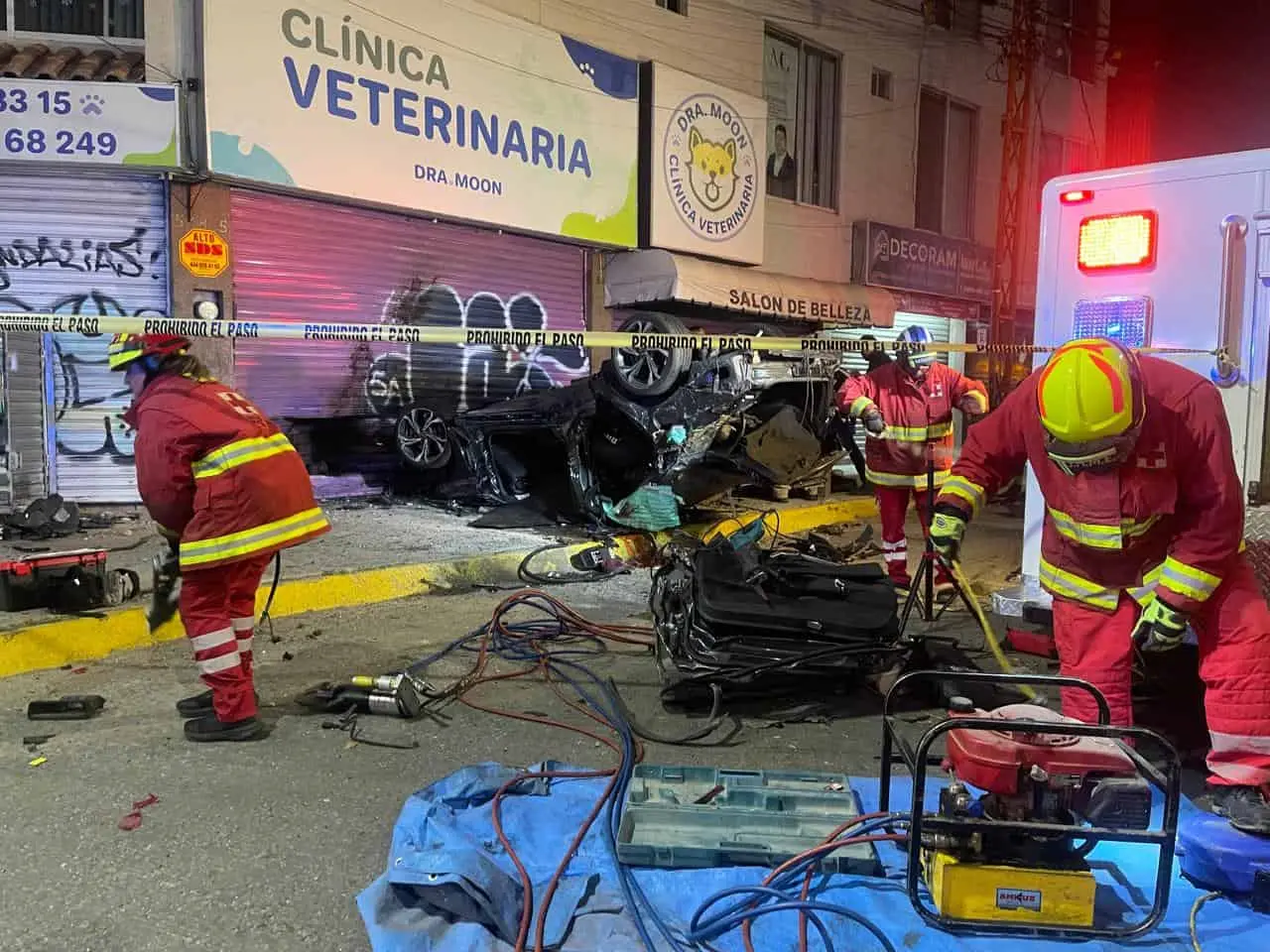 Brutal volcadura de Audi en la glorieta Revolución; mueren dos