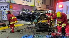 Brutal volcadura de Audi en la glorieta Revolución; mueren dos Brutal volcadura de Audi en la glorieta Revolución; mueren dos