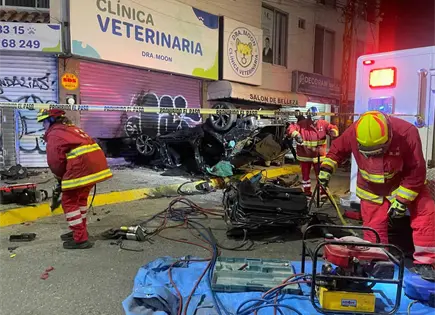 Brutal volcadura de Audi en la glorieta Revolución; mueren dos