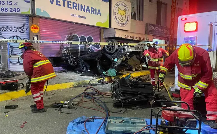 Brutal volcadura de Audi en la glorieta Revoluci&oacute;n; mueren dos