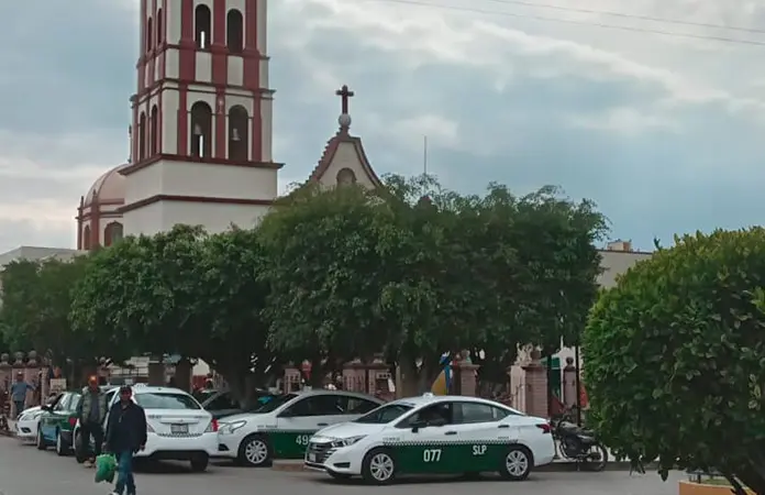 Turistas denuncian abusos de taxistas
