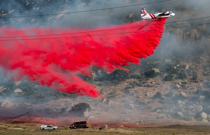 Luchan contra fuerte incendio