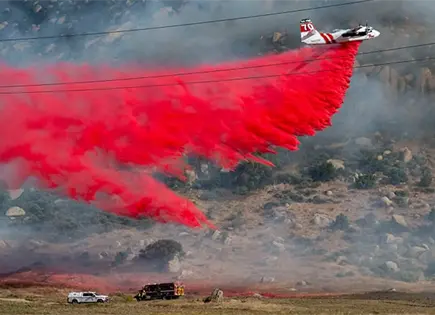 Luchan contra fuerte incendio