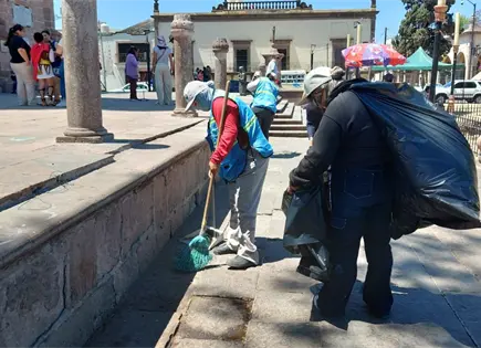 Refuerzan limpieza en plazas y mercados del Centro Hist&oacute;rico