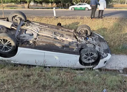 Volcadura en la carretera 57 deja solo da&ntilde;os materiales