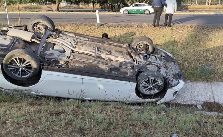 Volcadura en la carretera 57 deja solo da&ntilde;os materiales