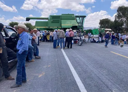 Campesinos bloquean en Villa de Arriaga por crisis del frijol