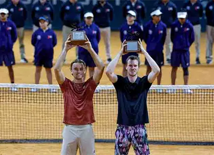 Delaney y Schoolkate monarcas en dobles