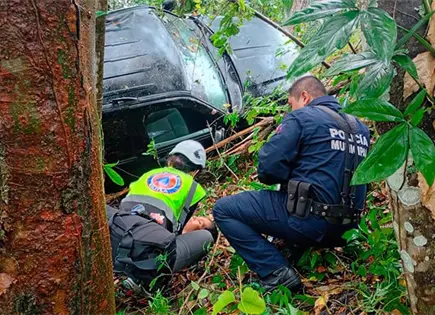 Pareja resulta lesionada al caer a un barranco