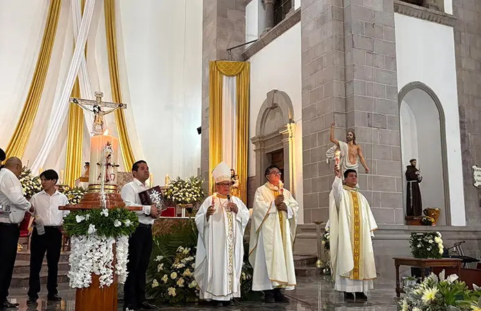 Realiza iglesia la Vigilia Pascual