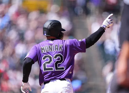 Rockies vencen a Filis con jonrones de Mickey Moniak