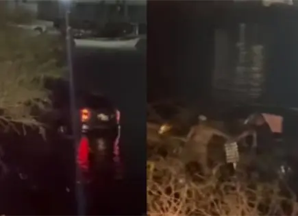 Veh&iacute;culo cae al mar en playa Pichilingue: pasajeros ilesos