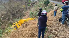 Vuelca pipa y cae a barranco en Ciudad Valles; chofer sobrevive