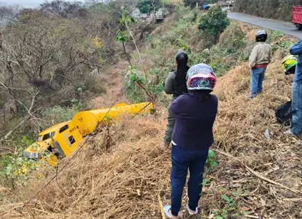 Vuelca pipa y cae a barranco en Ciudad Valles; chofer sobrevive