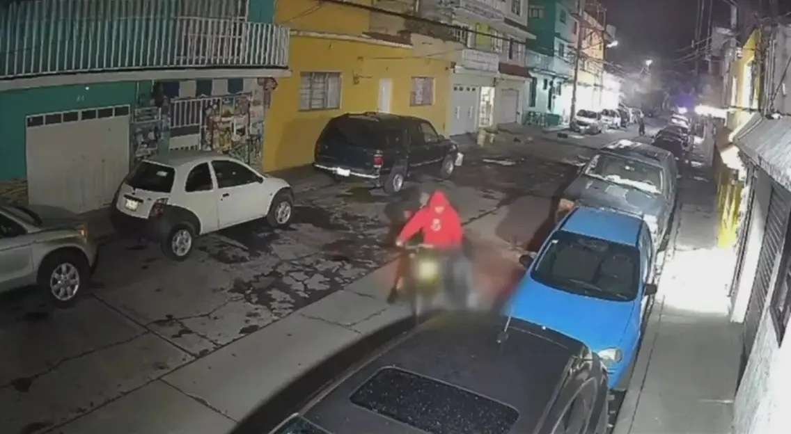 Abandonan cuerpo en Naucalpan; captan huida en motocicleta