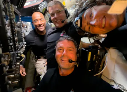 Artemis II conecta por radio con Estaci&oacute;n Espacial en regreso lunar