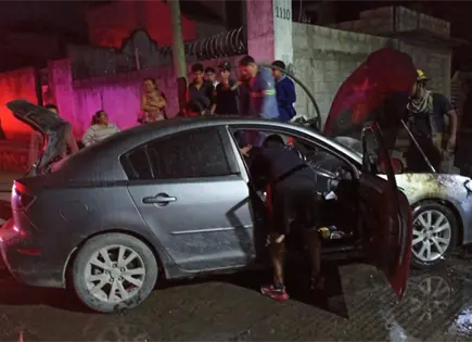 Falla mec&aacute;nica incendia auto en Praderas del R&iacute;o
