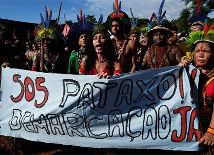 Indígenas marchan en Brasil para exigir respeto a sus tierras Indígenas marchan en Brasil para exigir respeto a sus tierras
