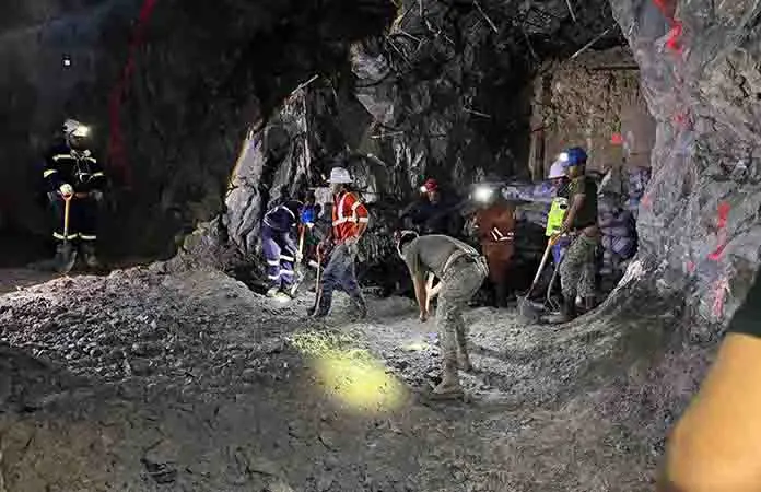 Rescatan a segundo trabajador atrapado en mina Santa Fe