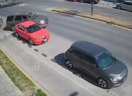 Captan choque y fuga en Himno Nacional; responsable abandona el lugar