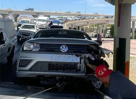 Choque en distribuidor Ju&aacute;rez deja solo da&ntilde;os materiales