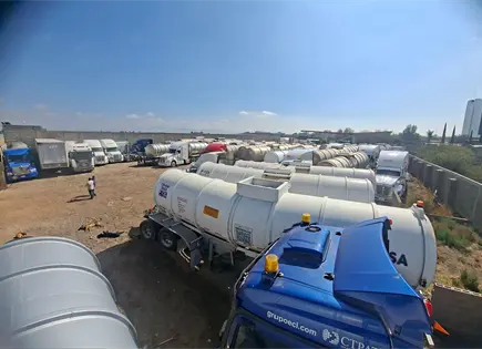 Clausuran pensi&oacute;n con 30 pipas cargadas de combustible en Soledad