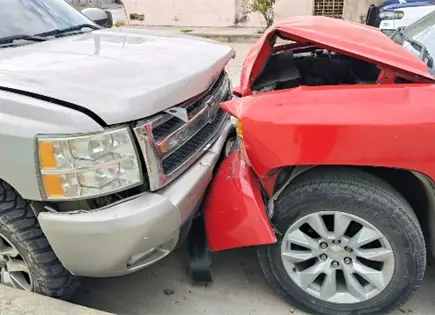 Comerciante choca contra camioneta estacionada y resulta lesionado