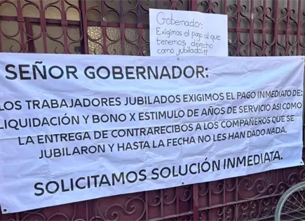 Jubilados protestan en Oficial&iacute;a Mayor y exigen pagos pendientes