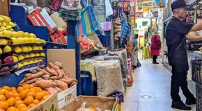 Consumidores regatean precio de artesanias y alimentos