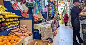 Consumidores regatean precio de artesanias y alimentos